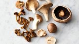 Die Pilze dazugeben, größere Exemplare in Stücke geteilt, mit Meersalz und schwarzem Pfeffer würzen und 8 Minuten goldbraun braten. Ab und zu durchschwenken.