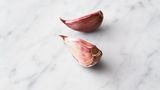 Inzwischen den Knoblauch schälen, in feine Scheibchen schneiden und in einer großen beschichteten Pfanne in ½ EL Olivenöl bei mittlerer bis starker Hitze 1 Minute anbraten.