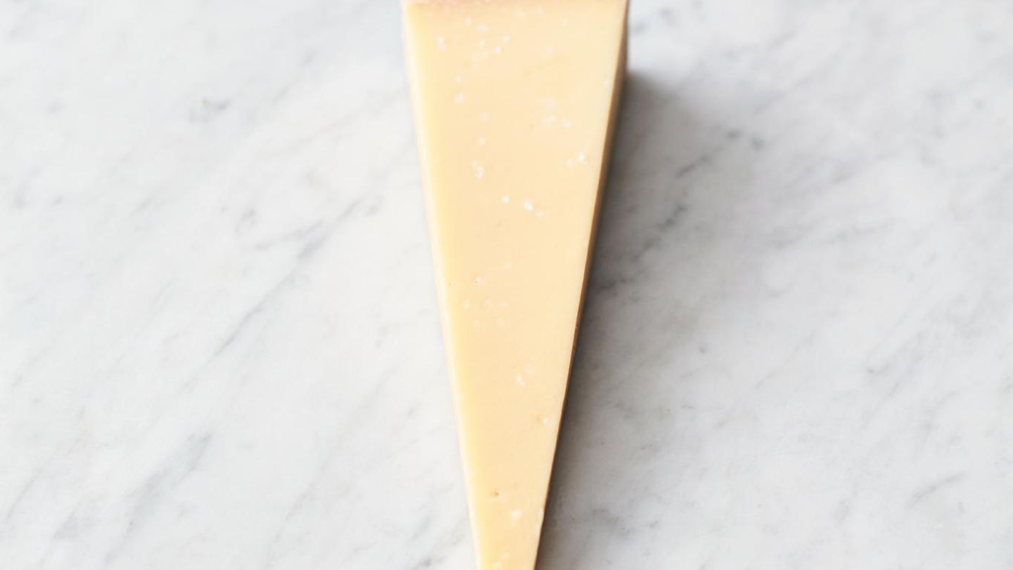 Die abgetropfte Pasta und 1 Schuss Kochwasser unter die Pilze mischen, den Großteil des Parmesans hineinreiben ... 