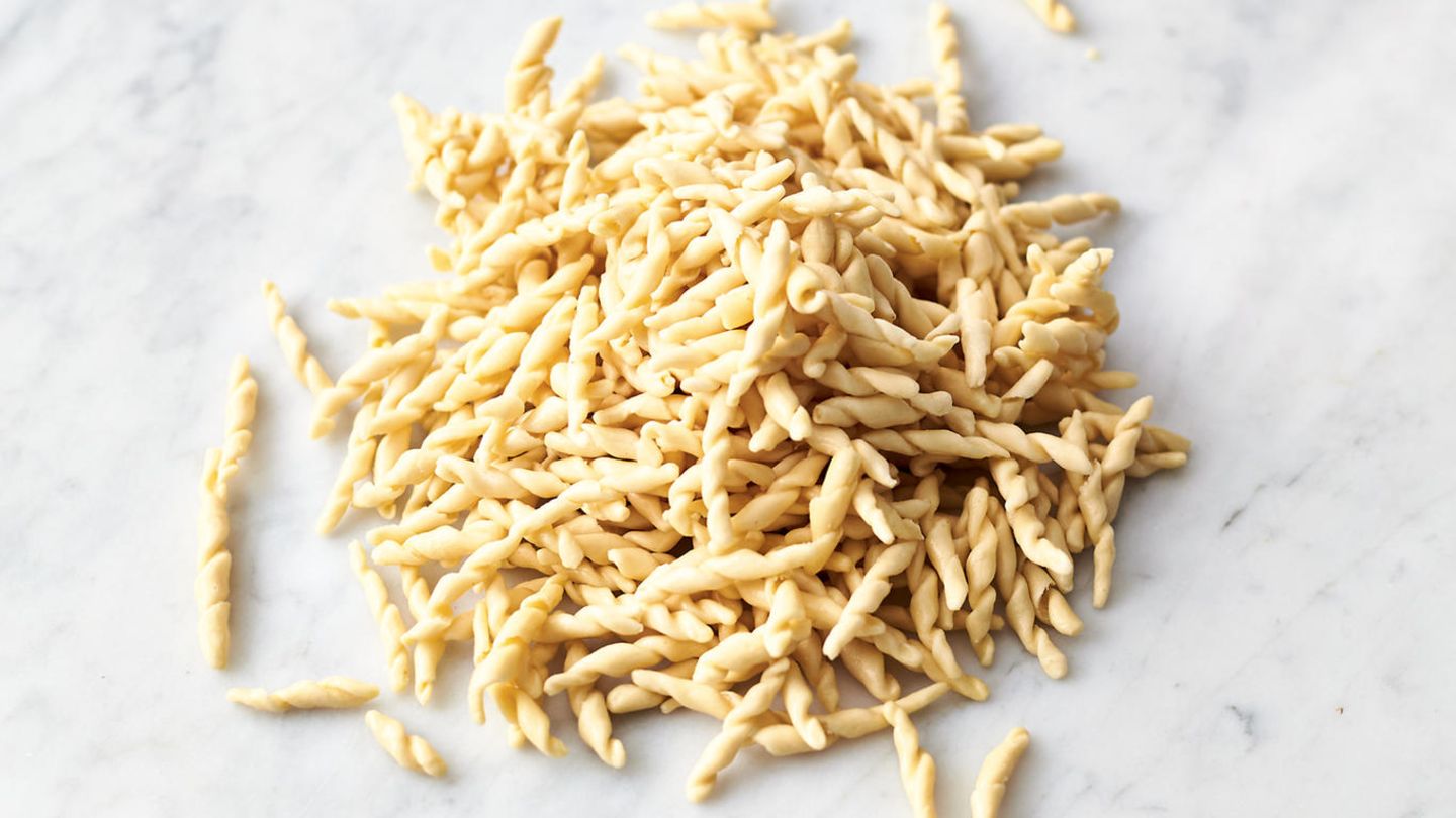 Neues Kochbuch: Die Pasta in kochendem Salzwasser nach Packungsangabe garen, abgießen und dabei einen Becher Kochwasser auffangen. Die Pasta in kochendem Salzwasser nach Packungsangabe garen, abgießen und dabei einen Becher Kochwasser auffangen.