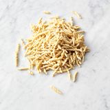 Die Pasta in kochendem Salzwasser nach Packungsangabe garen, abgießen und dabei einen Becher Kochwasser auffangen. 