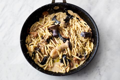 Neues Kochbuch: Abschmecken und mit dem restlichen geriebenen Parmesan bestreut genießen. Et voilà: Pasta mit Pilzen und Knoblauch Abschmecken und mit dem restlichen geriebenen Parmesan bestreut genießen. Et voilà: Pasta mit Pilzen und Knoblauch