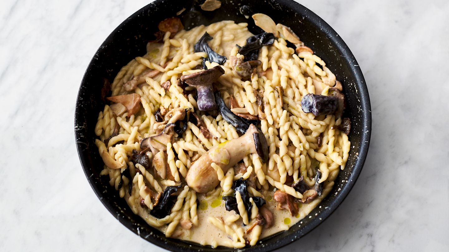 Abschmecken und mit dem restlichen geriebenen Parmesan bestreut genießen. Et voilà: Pasta mit Pilzen und Knoblauch