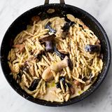 Abschmecken und mit dem restlichen geriebenen Parmesan bestreut genießen. Et voilà: Pasta mit Pilzen und Knoblauch