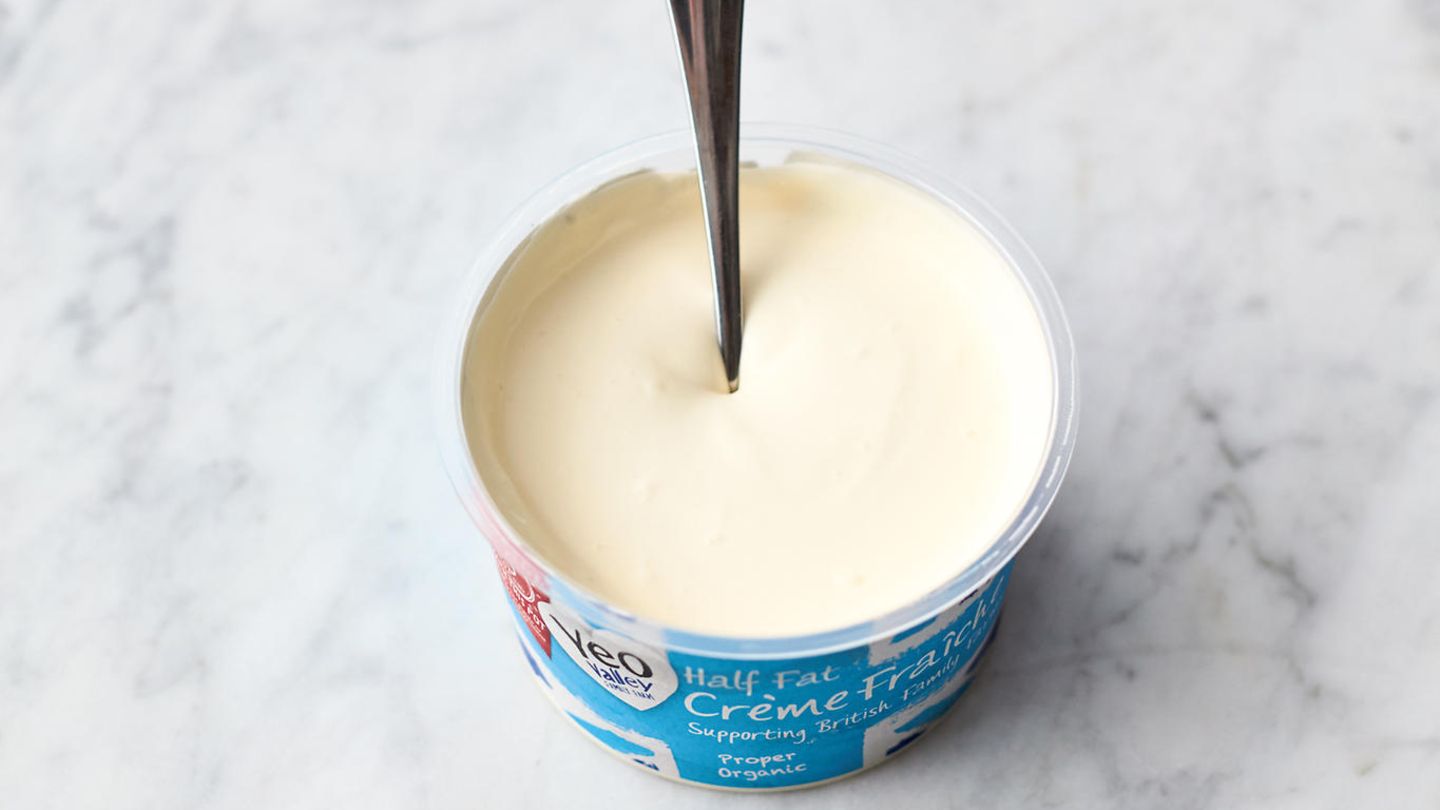 ... und die Crème fraîche unterziehen.