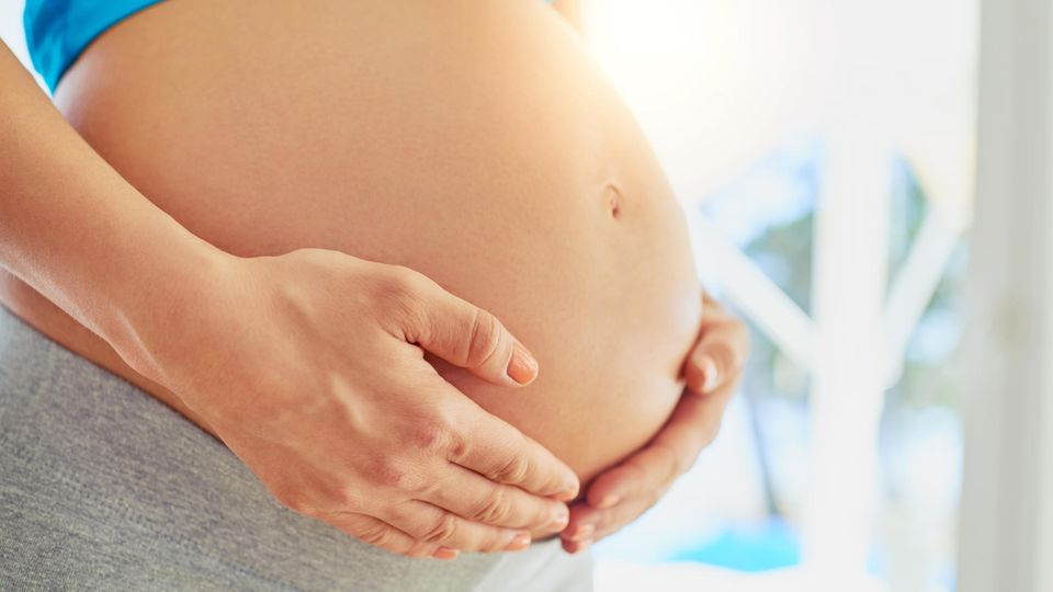 Frau wird schwanger - obwohl sie schon schwanger ist. 
