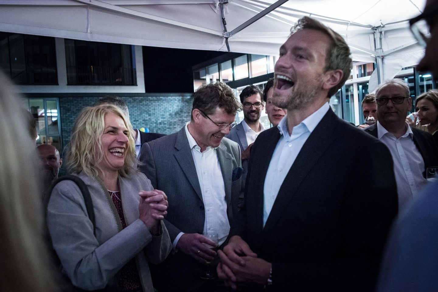Christian Lindner umringt von Fans auf dem FDP Sommerfest in Leipzig
