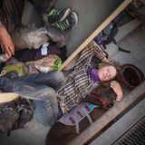 Die jungen Vagabunden Charlie and Amber reisen auf einem Güterzug durch den Norden Kaliforniens