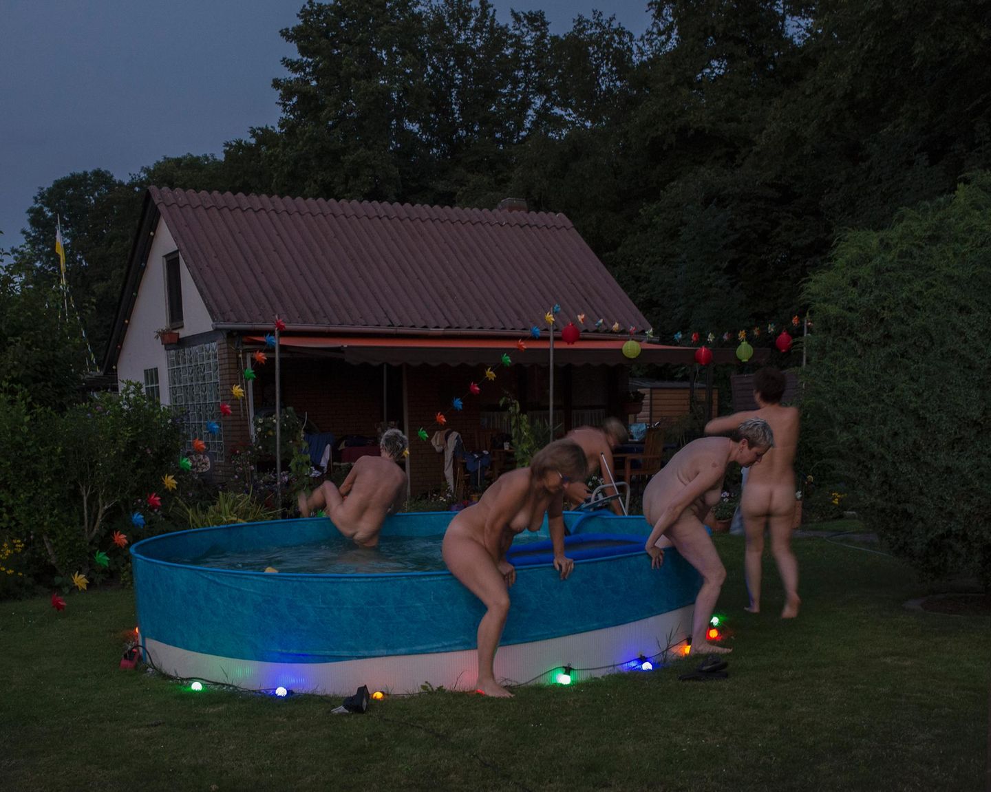 Frauenabend in einem Garten der Schrebergartenkolonie Dornröschen Frauenabend in einem Garten der Schrebergartenkolonie Dornröschen