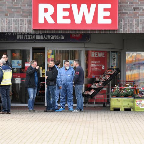 Beamte der Spurensicherung nach der Tat vor dem Rewe-Supermarkt in Bremen