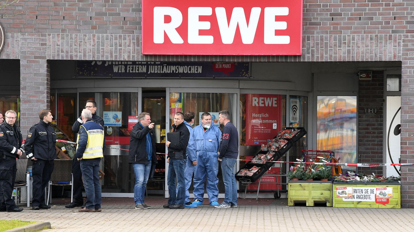 Beamte der Spurensicherung nach der Tat vor dem Rewe-Supermarkt in Bremen