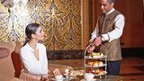 Afternoon Tea im Emirates Palace  Der Prachtbau ist ein Hotel der Superlative: Wo normalerweise Staatsgäste untergebracht werden, dürfen auch Normalsterbliche eine Suite mieten. Doch nicht jeder verfügt über das nötige Kleingeld. Um den goldüberladenen Palast einmal länger von innen zu sehen, lohnt sich für Nachmittagsbesucher das High-Tea-Erlebnis. Dazu lässt man sich auf einer Etagere kleinen Köstlichkeiten wie Lachs-Schnittchen und süße Törtchen kommen - ab umgerechnet 75 Euro für zwei Personen.  Infos: www.kempinski.com