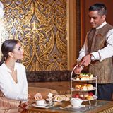 Afternoon Tea im Emirates Palace  Der Prachtbau ist ein Hotel der Superlative: Wo normalerweise Staatsgäste untergebracht werden, dürfen auch Normalsterbliche eine Suite mieten. Doch nicht jeder verfügt über das nötige Kleingeld. Um den goldüberladenen Palast einmal länger von innen zu sehen, lohnt sich für Nachmittagsbesucher das High-Tea-Erlebnis. Dazu lässt man sich auf einer Etagere kleinen Köstlichkeiten wie Lachs-Schnittchen und süße Törtchen kommen - ab umgerechnet 75 Euro für zwei Personen.  Infos: www.kempinski.com