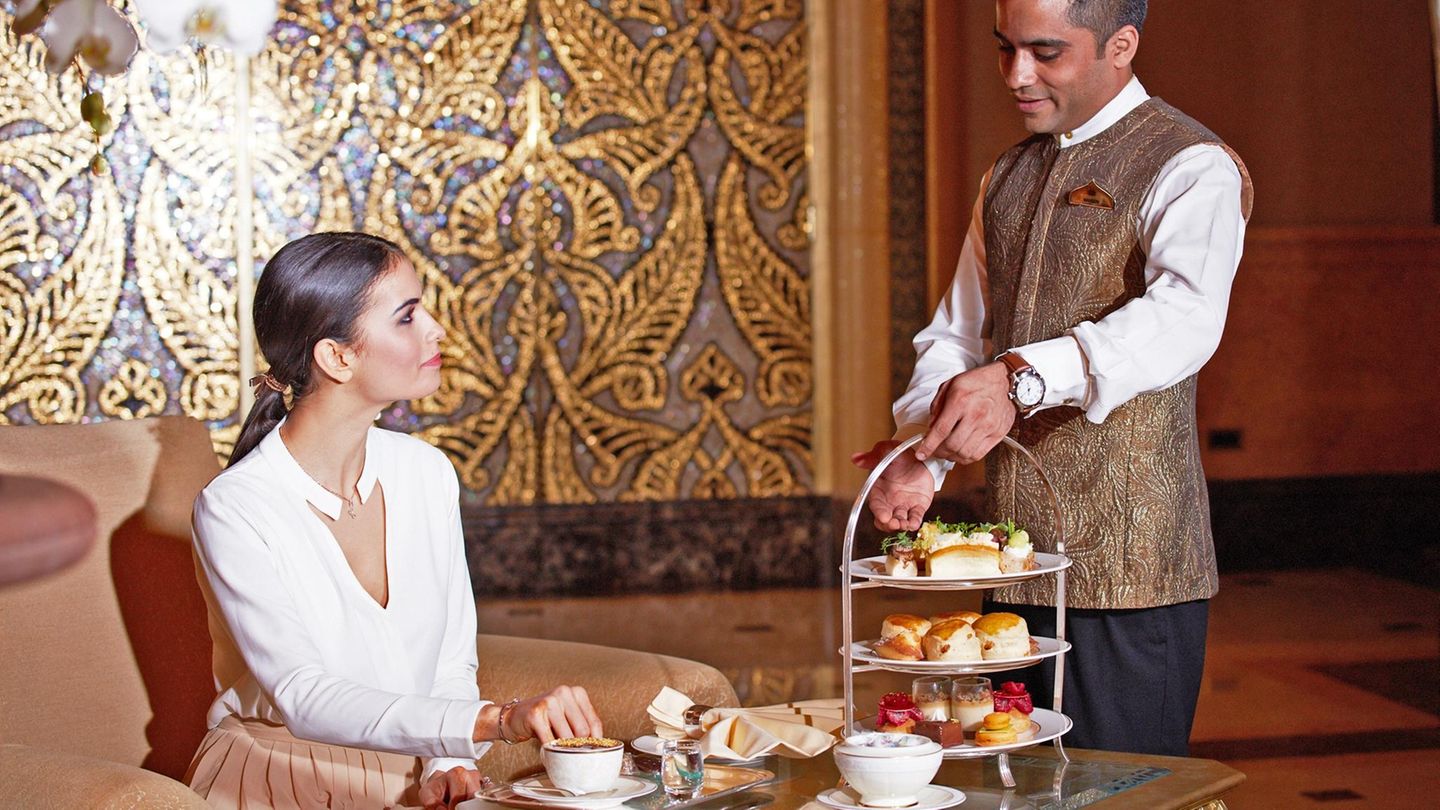 Afternoon Tea im Emirates Palace  Der Prachtbau ist ein Hotel der Superlative: Wo normalerweise Staatsgäste untergebracht werden, dürfen auch Normalsterbliche eine Suite mieten. Doch nicht jeder verfügt über das nötige Kleingeld. Um den goldüberladenen Palast einmal länger von innen zu sehen, lohnt sich für Nachmittagsbesucher das High-Tea-Erlebnis. Dazu lässt man sich auf einer Etagere kleinen Köstlichkeiten wie Lachs-Schnittchen und süße Törtchen kommen - ab umgerechnet 75 Euro für zwei Personen.  Infos: www.kempinski.com