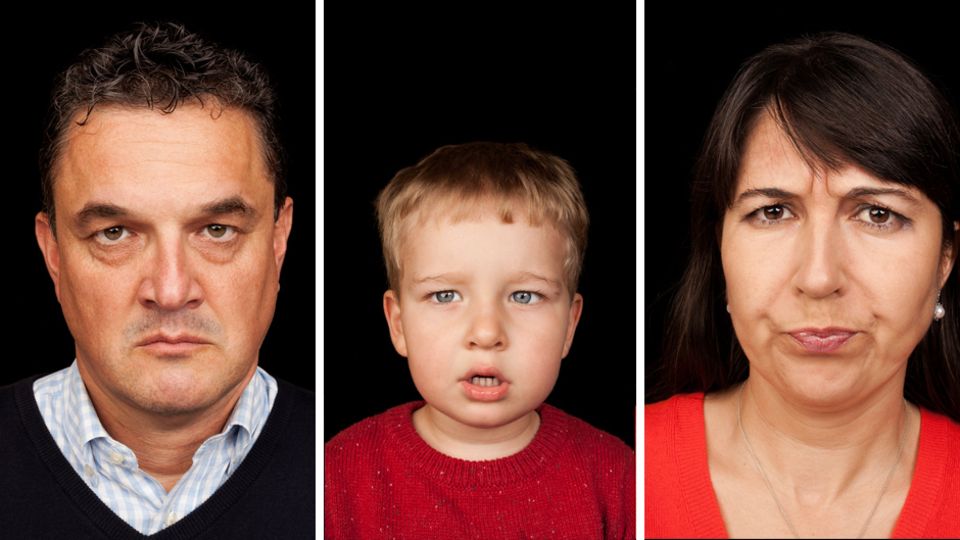 Risiko Billigflug: Volkmar, 48, und Zhanna Bader, 36, mit Sohn Michael, 2, Berlin "Wir haben für unsere Asien-Rundreise im Februar drei Tickets von Air Berlin nach Abu Dhabi gebucht. Diese wurden per Mail storniert. Weder die reiche Etihad noch Lufthansa wollen uns umbuchen. Wir kaufen nun neue teure Flüge. Die Politik? Kümmert sich nicht, die Wahl ist schließlich vorbei ... Wir sind nicht naiv und wussten um die Probleme. Doch als Stammkunden haben wir auf die Aussagen von Air-Berlin-Chef Winkelmann vertraut, eine Insolvenz sei kein Thema und die Finanzierung bis Sommer 2018 gesichert. Aus Solidarität bin ich jahrelang sehr oft mit Air Berlin geflogen. Umso enttäuschter bin ich nun." Volkmar, 48, und Zhanna Bader, 36, mit Sohn Michael, 2, Berlin "Wir haben für unsere Asien-Rundreise im Februar drei Tickets von Air Berlin nach Abu Dhabi gebucht. Diese wurden per Mail storniert. Weder die reiche Etihad noch Lufthansa wollen uns umbuchen. Wir kaufen nun neue teure Flüge. Die Politik? Kümmert sich nicht, die Wahl ist schließlich vorbei ... Wir sind nicht naiv und wussten um die Probleme. Doch als Stammkunden haben wir auf die Aussagen von Air-Berlin-Chef Winkelmann vertraut, eine Insolvenz sei kein Thema und die Finanzierung bis Sommer 2018 gesichert. Aus Solidarität bin ich jahrelang sehr oft mit Air Berlin geflogen. Umso enttäuschter bin ich nun."