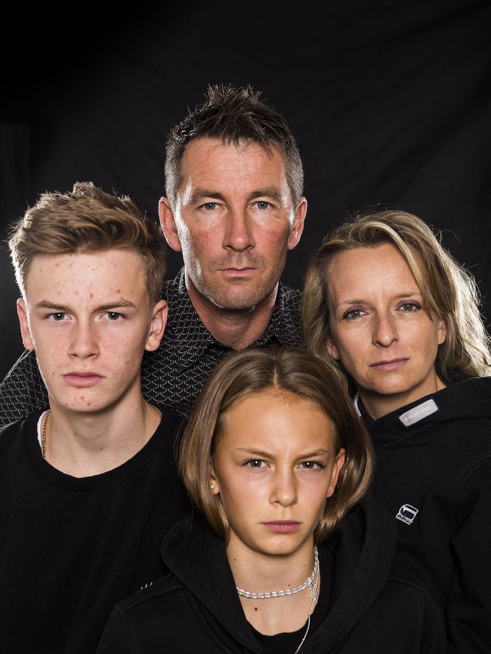 Risiko Billigflug: Joachim, 46, und Diana Kern, 39, mit Nico, 15, und Alicia, 12, Ludwigshafen am Bodensee "Leider gehören wir zu den großen Verlierern der Misere. Wir haben Anfang August über ein Onlineportal gebucht, für uns und unsere beiden Kinder. Von Stuttgart sollte es am 21. Dezember mit Air Berlin über Düsseldorf in die USA nach Fort Myers gehen und am 2. Januar zurück. Dafür zahlten wir 3600 Euro – inklusive einer Versicherung für den Insolvenzfall. Doch diese greift nun wahrscheinlich nicht, weil es angeblich bereits "Anzeichen der Insolvenz" gab! Jeden Tag verfolgen wir nun das Drama und wissen bis heute nicht, wie es für uns weitergeht. Neue Tickets würden wahnsinnig viel Geld kosten." Joachim, 46, und Diana Kern, 39, mit Nico, 15, und Alicia, 12, Ludwigshafen am Bodensee "Leider gehören wir zu den großen Verlierern der Misere. Wir haben Anfang August über ein Onlineportal gebucht, für uns und unsere beiden Kinder. Von Stuttgart sollte es am 21. Dezember mit Air Berlin über Düsseldorf in die USA nach Fort Myers gehen und am 2. Januar zurück. Dafür zahlten wir 3600 Euro – inklusive einer Versicherung für den Insolvenzfall. Doch diese greift nun wahrscheinlich nicht, weil es angeblich bereits "Anzeichen der Insolvenz" gab! Jeden Tag verfolgen wir nun das Drama und wissen bis heute nicht, wie es für uns weitergeht. Neue Tickets würden wahnsinnig viel Geld kosten."