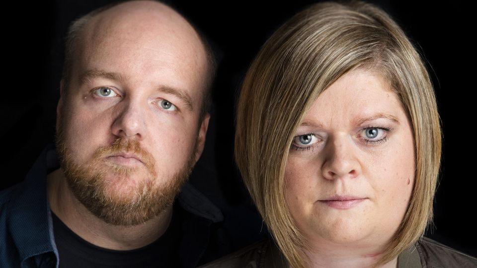 Risiko Billigflug: Michael, 35, Sonja Schäfer, 37, Bonn "Vor einem Jahr beschlossen wir, uns unseren Traum zu erfüllen und einmal in der Vorweihnachtszeit nach New York zu fliegen. Wir buchten über das Reisebüro den Flug mit Air Berlin sowie das Hotel. Den Flug zahlten wir direkt, immerhin 1020 Euro. Zusätzlich buchten wir XL-Sitze für 360 Euro. Wir wollten diese Reise von Anfang an genießen. Die Vorfreude war groß, bis Mitte August. Dann die Pleite. Wir mussten neue Flüge buchen. Für 1000 Euro hart an der Grenze des Stemmbaren. Wir wurden dafür bestraft, dass wir früh gebucht haben. Diejenigen, die für die Misswirtschaft verantwortlich sind, lachen sich ins Fäustchen, und alles, was ihnen einfällt, ist eine lapidare Entschuldigung auf der Homepage." Michael, 35, Sonja Schäfer, 37, Bonn "Vor einem Jahr beschlossen wir, uns unseren Traum zu erfüllen und einmal in der Vorweihnachtszeit nach New York zu fliegen. Wir buchten über das Reisebüro den Flug mit Air Berlin sowie das Hotel. Den Flug zahlten wir direkt, immerhin 1020 Euro. Zusätzlich buchten wir XL-Sitze für 360 Euro. Wir wollten diese Reise von Anfang an genießen. Die Vorfreude war groß, bis Mitte August. Dann die Pleite. Wir mussten neue Flüge buchen. Für 1000 Euro hart an der Grenze des Stemmbaren. Wir wurden dafür bestraft, dass wir früh gebucht haben. Diejenigen, die für die Misswirtschaft verantwortlich sind, lachen sich ins Fäustchen, und alles, was ihnen einfällt, ist eine lapidare Entschuldigung auf der Homepage."