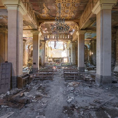 Diese Kapelle in Italien wurde vor Jahren durch ein Erbeben zerstört. Der Fotograf Francis Meslet hat verlassene Kirchen in Europa besucht und seine Aufnahmen in dem Buch "Mind Travels" veröffentlicht.