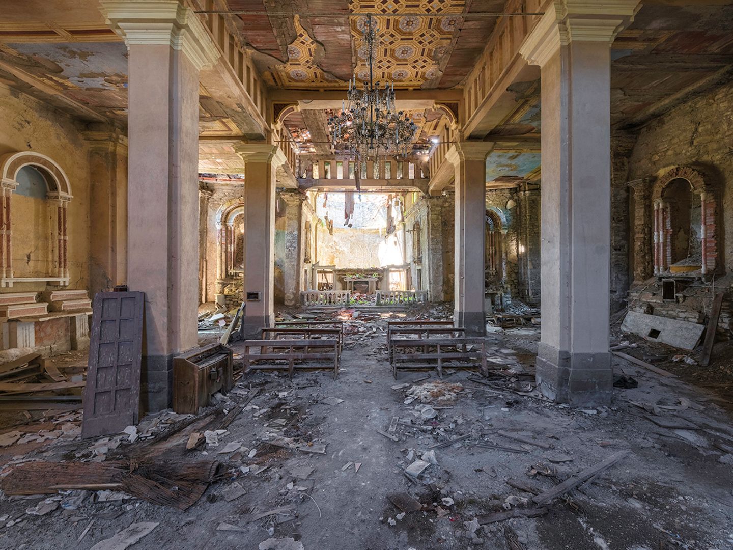 Diese Kapelle in Italien wurde vor Jahren durch ein Erbeben zerstört. Der Fotograf Francis Meslet hat verlassene Kirchen in Europa besucht und seine Aufnahmen in dem Buch "Mind Travels" veröffentlicht.