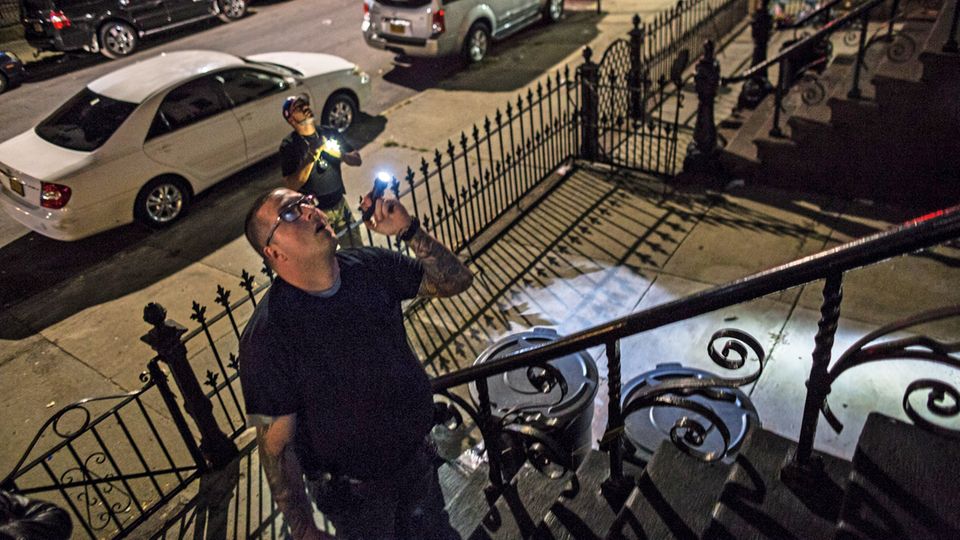 Patrick McCall befragt die Mutter eines Flüchtigen – diesmal ohne Ergebnis