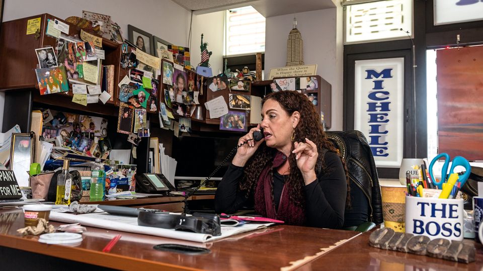 Esquenazi im Büro ihres "Empire Bail Bonds" auf Long Island. Filialen finden sich gegenüber von fast jedem Gericht in New York
