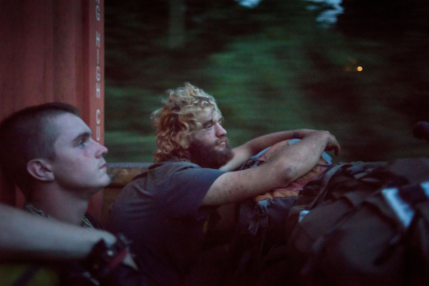 Die Hobos Wolf und Toadstool reisen in einem Güterzug durch Kansas