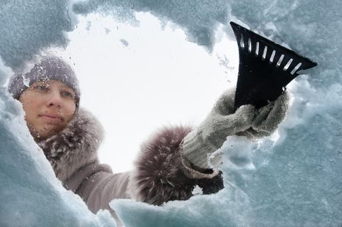 Eiskratzer und Schneebesen gehören im Winter zur Standardausrüstung.