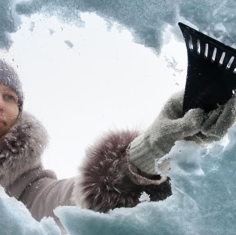 Eiskratzer und Schneebesen gehören im Winter zur Standardausrüstung.