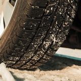 Reifencheck  Winterreifen gehören zur absoluten Pflichtausstattung. Man erkennt sie am Schneeeflocken–Symbol oder an der  M+S Kennung. Die Daumenregel für Nutzungsdauer ist OO -Oktober bis Ostern. Wer nicht im Gebirge lebt, kann auch mit Ganzjahresreifen auskommen. Ihr Vorteil: Sie müssen nicht zum Winter gewechselt werden.  Neben der Überprüfung des Luftdrucks (etwa 2 Bar), müssen die Reifen nach äußerlich sichtbaren Schäden untersucht werden. Zeigen sich Risse oder poröse Stellen müssen die Reifen ausgetauscht werden. Ebenso, wenn sich bereits Teile der Oberfläche gelöst haben. Empfohlen sind mindestens 4 mm Profiltiefe. Nach StVO ist ein Minimum von 1,6 mm zugelassen – dann bauen die Reifen trotz Winterkennung allerdings keinen Grip auf Schnee mehr auf.  Populärer Irrtum: Auf richtigem Glatteis bremsen auch gute Winterreifen kaum. Also Vorsicht!