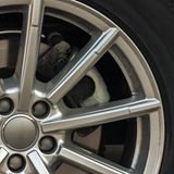 Bremsen  Eine regelmäßige Bremsenwartung vom Fachmann gehört zum Pflichtprogramm für Autobesitzer. Solange der Wagen beim TÜV vorgeführt wird und zur Inspektion geschickt wird, sollte diese Überprüfungen genügen. Im Rahmen des Winterchecks immer einen genauen Blick auf die Bordanzeige werfen: Wird dort ein notwendiger Bremsenservice angezeigt?  Auch ein einfacher Funktionstest schafft Klarheit: Reibende oder mahlende Geräusche bei leichtem Abbremsen deuten auf einen notwendigen Wechsel hin. Zu guter Letzt lassen sich Bremsscheiben auch einer Sichtprüfung unterziehen. Ein wenig Rost ist normal; haben sich Rillen in die Scheibe gefräst, muss man eine Werkstatt aufsuchen.