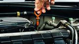 Motor  Frostschutzmittel ist Pflicht. Der Gefrierpunkt lässt sich mit einer Spindel prüfen. 25 Grad sind ein guter Wert. Hier müssen vor allem Autobesitzer aufpassen, die im Laufe des Jahres Wasser nachgefüllt haben – dadurch wird das ursprüngliche Gemisch immer weiter verwässert.  Dabei sollte man auch den Füllstand des Motoröls prüfen und ggf. nachfüllen. Bei der Auswahl des passenden Motoröls müssen die Herstellervorgaben beachtet werden. Also nicht irgendein Öl nachfüllen. In Deutschland benötigt man kein spezielles Winteröl, wie es in extrem kalten Gegenden verwendet wird.