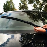 Scheibenwischer  Zu Beginn des Winters muss dem Wischwasser unbedingt ein Winterzusatz beigegeben werden. Sonst frieren Düsen und Leitungen ein. Meist bemerkt man das zum denkbar ungeeignetsten Zeitpunkt. Der Verbrauch an Wischwasser steigt bei Schnee und Matsch stark an. Außerdem sollten die Gummilappen, Wischblätter und die Sprühdüsen einer Sichtprüfung unterzogen werden. Neue Wischerblätter kann man selbst einbauen. Bei den Düsen sollte man die Funktion prüfen. Sind sie beschädigt oder verstopft sollte der Laie eine Werkstatt aufsuchen. Ein versierter Heimwerker kann sie auch selbst säubern bzw. auswechseln.