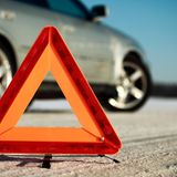 Verbandkasten + Schutzweste + Warndreieck  Jederzeit von Bedeutung: Check des Verbandskastens sowie die Schutzweste und das Warndreieck. Ist alles vollständig? Beim Verbandkasten das Verfalldatum prüfen.