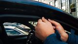 Türen  Mit einem Gummipflegemittel sollte man alle Türgummis einfetten, damit sie nicht zufrieren. Vergisst man das, können die Gummidichtungen bei gefrierender Nässe schwer beschädigt werden. Kofferraumklappe nicht vergessen. Wird das Auto nicht per Fernbedienung oder keyless sondern mit dem Schlüssel geöffnet, sollte man ein Enteisungsspray besorgen. Achtung: Das Spray muss man mit sich führen. Im Handschuhfach nützt es nichts.  Das Türschloss und der Schnappmechanismus können auch geölt werden, um so das Eindringen von Wasser und das spätere Einfrieren zu verhindern. Dafür muss unbedingt ein Spezial-Öl verwendet werden, sonst verharzt das Schloss.