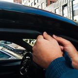 Türen  Mit einem Gummipflegemittel sollte man alle Türgummis einfetten, damit sie nicht zufrieren. Vergisst man das, können die Gummidichtungen bei gefrierender Nässe schwer beschädigt werden. Kofferraumklappe nicht vergessen. Wird das Auto nicht per Fernbedienung oder keyless sondern mit dem Schlüssel geöffnet, sollte man ein Enteisungsspray besorgen. Achtung: Das Spray muss man mit sich führen. Im Handschuhfach nützt es nichts.  Das Türschloss und der Schnappmechanismus können auch geölt werden, um so das Eindringen von Wasser und das spätere Einfrieren zu verhindern. Dafür muss unbedingt ein Spezial-Öl verwendet werden, sonst verharzt das Schloss.