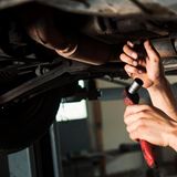 Unterboden  Streusalz kann zu höherer Korrosion führen, daher ist es für die Autopflege ratsam, bereits vorab den Unterboden und die Abgasanlage auf Rost zu prüfen. Die Wachsversiegelung des Unterbodens hilft. Die Kosten für eine professionelle Versiegelung des Unterbodens liegen allerdings bei ungefähr 200 bis 300 Euro – das lohnt sich nicht mehr bei jedem Fahrzeug.