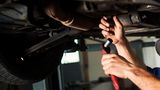 Unterboden  Streusalz kann zu höherer Korrosion führen, daher ist es für die Autopflege ratsam, bereits vorab den Unterboden und die Abgasanlage auf Rost zu prüfen. Die Wachsversiegelung des Unterbodens hilft. Die Kosten für eine professionelle Versiegelung des Unterbodens liegen allerdings bei ungefähr 200 bis 300 Euro – das lohnt sich nicht mehr bei jedem Fahrzeug.