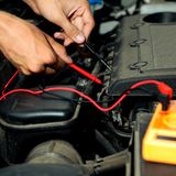 Batterie  Die Batterie ist das Sorgenkind im Winter. Scheinwerfer, Heizung und Lüften beanspruchen die Batterien enorm. Wer im Winter nur Kurzstrecken fährt, kann die Batterie leersaugen. Ab und zu eine längere Strecke zu fahren hilft, die Batterie wieder aufzuladen. Alternativ könnte man auf zusätzliche Stromverbraucher verzichten – das geht leider nur auf Kosten des Komforts.   Früher musste man den Säurestand prüfen, bei wartungsfreien Batterien ist das nicht möglich. Eine Autobatterie verschleißt und verliert an Leistung – nach vier bis fünf Jahren sollte sie laut ADAC ausgetauscht werden. Ist Ihre Batterie sechs Jahre und älter sollten Sie eine neue kaufen. Der Einbau ist auch für Laien möglich. Wenn möglich, sollte man die alte Batterie beim Kauf der neuen wegen des Batteriepfands mitnehmen. Eine 72Ah-Marken-Batterie für einen Wagen der Golfklasse kostet etwa 80 Euro. Aber Vorsicht: Im Markt für identische Produkte mit großen Preisunterschieden angeboten.