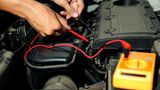 Batterie  Die Batterie ist das Sorgenkind im Winter. Scheinwerfer, Heizung und Lüften beanspruchen die Batterien enorm. Wer im Winter nur Kurzstrecken fährt, kann die Batterie leersaugen. Ab und zu eine längere Strecke zu fahren hilft, die Batterie wieder aufzuladen. Alternativ könnte man auf zusätzliche Stromverbraucher verzichten – das geht leider nur auf Kosten des Komforts.   Früher musste man den Säurestand prüfen, bei wartungsfreien Batterien ist das nicht möglich. Eine Autobatterie verschleißt und verliert an Leistung – nach vier bis fünf Jahren sollte sie laut ADAC ausgetauscht werden. Ist Ihre Batterie sechs Jahre und älter sollten Sie eine neue kaufen. Der Einbau ist auch für Laien möglich. Wenn möglich, sollte man die alte Batterie beim Kauf der neuen wegen des Batteriepfands mitnehmen. Eine 72Ah-Marken-Batterie für einen Wagen der Golfklasse kostet etwa 80 Euro. Aber Vorsicht: Im Markt für identische Produkte mit großen Preisunterschieden angeboten.