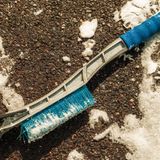 Die Winter-Basics  Zu jeder Winterausstattung gehören selbstverständlich ein Eiskratzer, ein Handfeger sowie eine warme Decke im Kofferraum. Gefütterte, griffige Handschuhe sollten ebenfalls nicht fehlen.