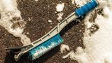 Die Winter-Basics  Zu jeder Winterausstattung gehören selbstverständlich ein Eiskratzer, ein Handfeger sowie eine warme Decke im Kofferraum. Gefütterte, griffige Handschuhe sollten ebenfalls nicht fehlen.