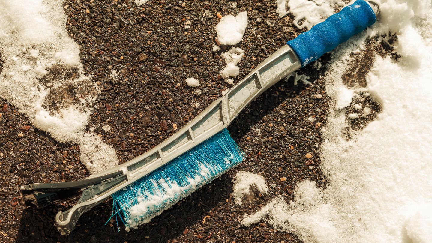 Die Winter-Basics  Zu jeder Winterausstattung gehören selbstverständlich ein Eiskratzer, ein Handfeger sowie eine warme Decke im Kofferraum. Gefütterte, griffige Handschuhe sollten ebenfalls nicht fehlen.
