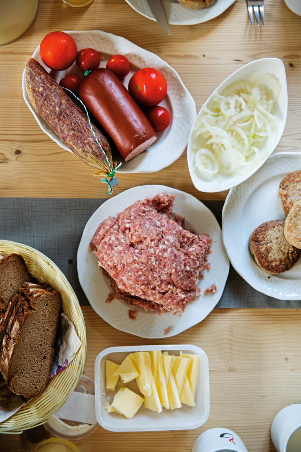 Kulinarischer Musterbetrieb: So sieht ein klassisches Frühstück der Familie Pflüger aus: Sauerteigbrot, frische Butter, ein Schlag Mett, Ahle Wurscht und Frikadellen. Für Tagesgäste der Jausenstation gilt - ob klein oder groß: no Pommes! So sieht ein klassisches Frühstück der Familie Pflüger aus: Sauerteigbrot, frische Butter, ein Schlag Mett, Ahle Wurscht und Frikadellen. Für Tagesgäste der Jausenstation gilt - ob klein oder groß: no Pommes!