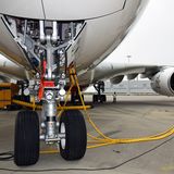 Ganz dicht dran: Das vordere Fahrwerk des Airbus A380. Das maximale Abfluggewicht des größten Passagierflugzeuges der Welt beträgt 560 Tonnen.