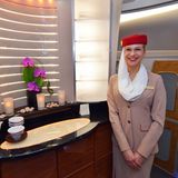 Willkommen an Bord auf dem Oberdeck: Wie wäre es mit einem heißen Tee? Rechts neben der Flugbegleiterin befindet sich die mit Wallnussholzimitat versehene Suite der First Class.