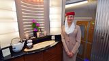 Willkommen an Bord auf dem Oberdeck: Wie wäre es mit einem heißen Tee? Rechts neben der Flugbegleiterin befindet sich die mit Wallnussholzimitat versehene Suite der First Class.