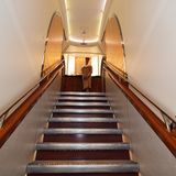 Hinauf ins Upper Deck: Die Treppe führt in den exklusiven Bereich der First und Business Class des durchgängig doppelstöckigen Flugzeuges.