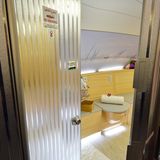Ganz vorne im Airbus A380 von Emirates sind links und rechts jeweils Spa-Duschen untergebracht. Bei den neueren Maschinen sind die Türen aus hochwertigeren Materialien mit Metall-Effekt versehen.