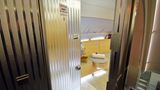 Ganz vorne im Airbus A380 von Emirates sind links und rechts jeweils Spa-Duschen untergebracht. Bei den neueren Maschinen sind die Türen aus hochwertigeren Materialien mit Metall-Effekt versehen.
