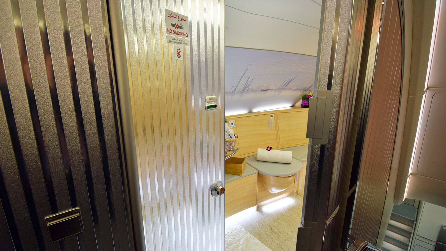 Ganz vorne im Airbus A380 von Emirates sind links und rechts jeweils Spa-Duschen untergebracht. Bei den neueren Maschinen sind die Türen aus hochwertigeren Materialien mit Metall-Effekt versehen.